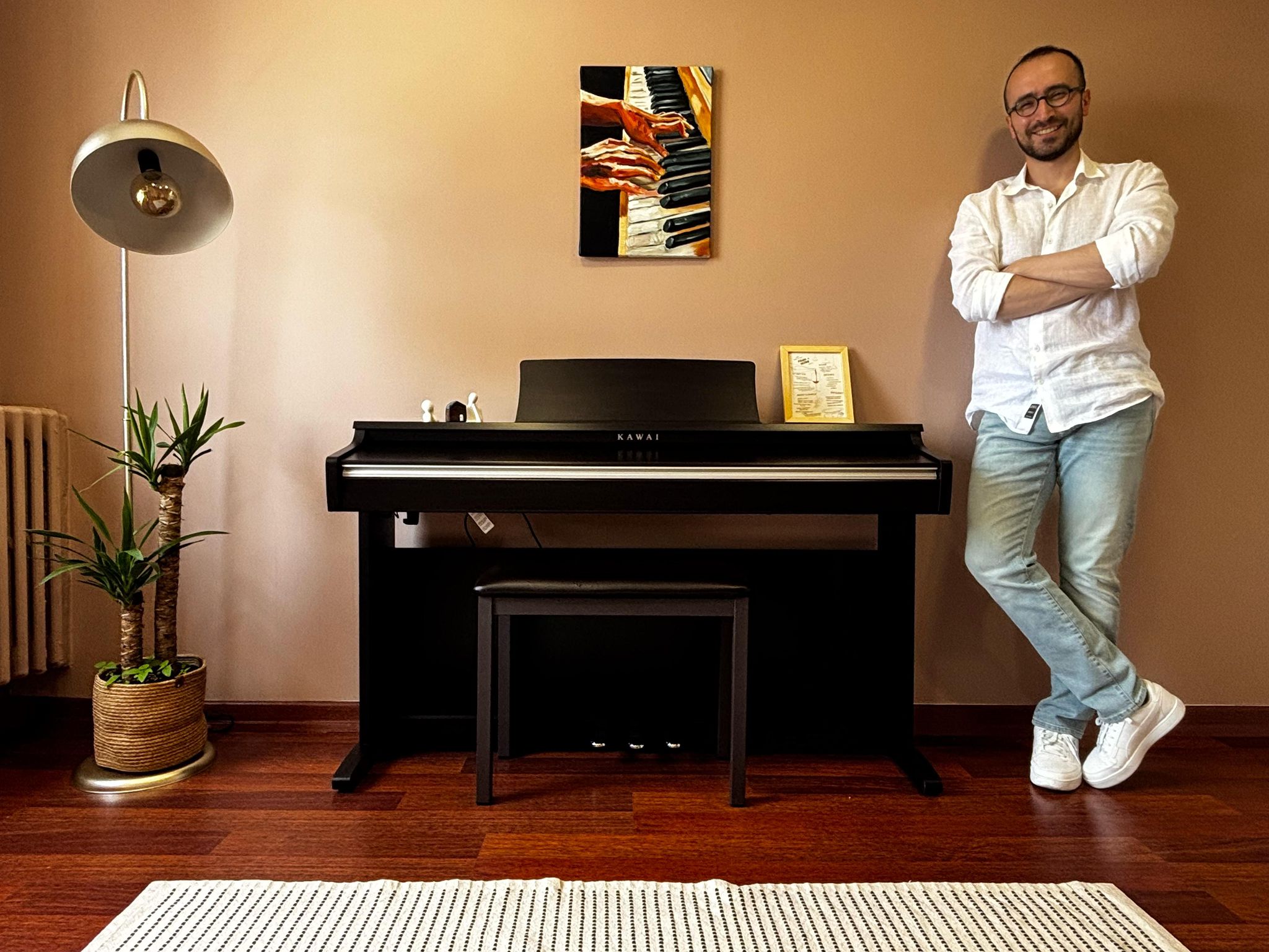 Piyano eğitmeni Buğrahan Gülmez ders sırasında