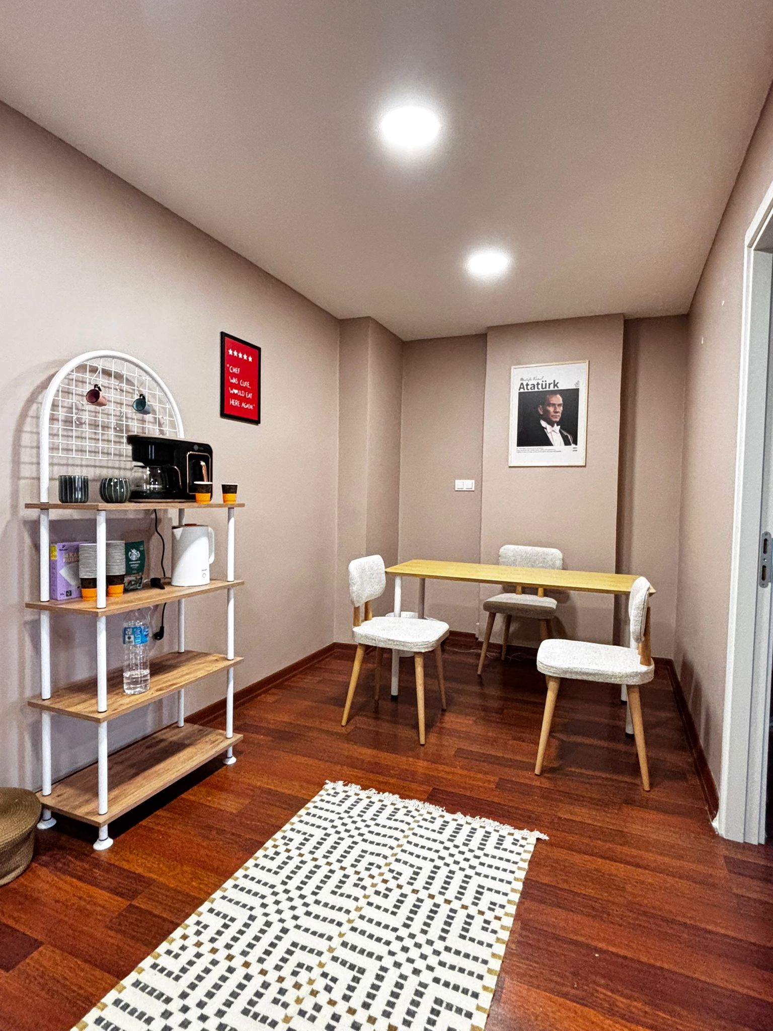 Nişantaşı Piyano Atölyesi giriş ve bekleme alanı