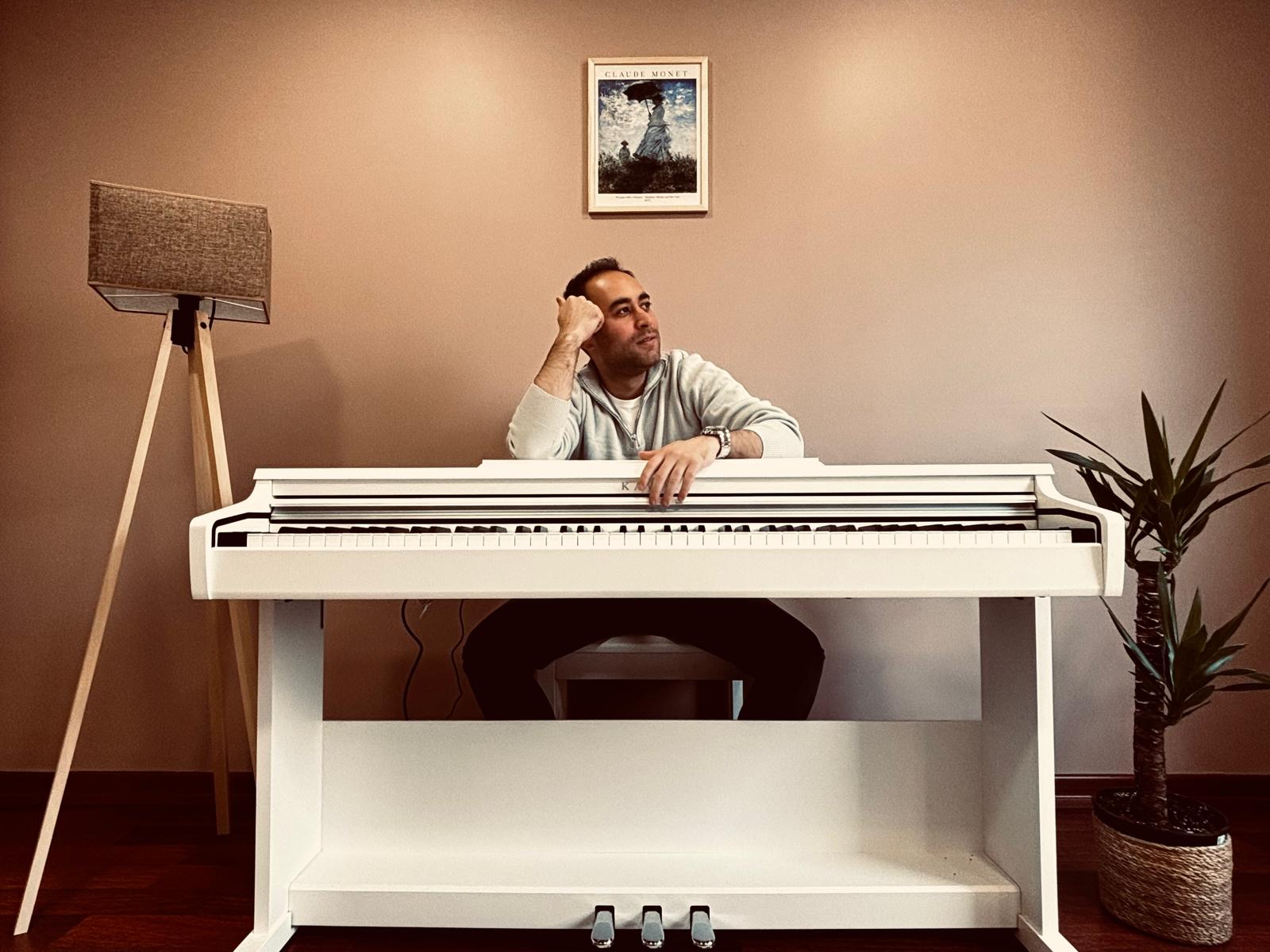 Piyano eğitmeni Oğuzhan İncekara ders sırasında