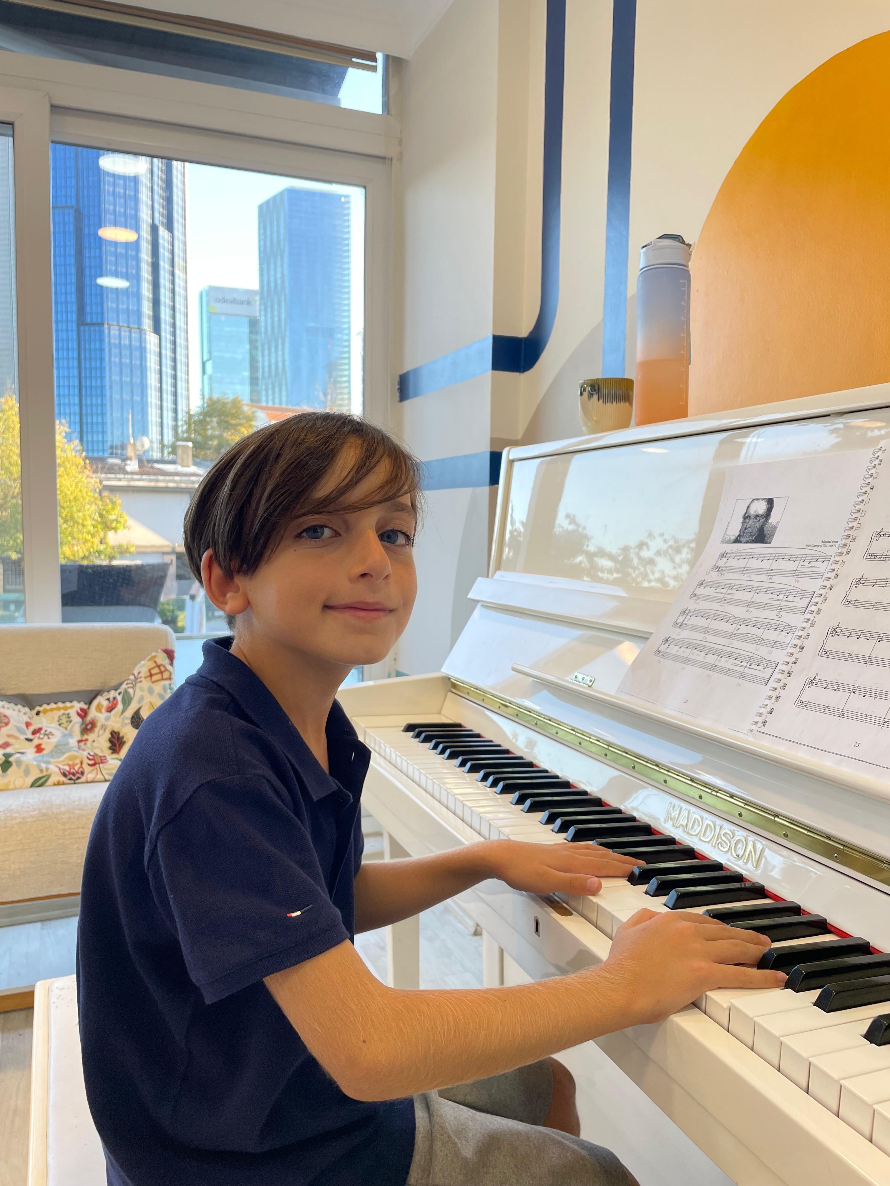 Nişantaşı Piyano Atölyesi öğrencisi piyano çalışması