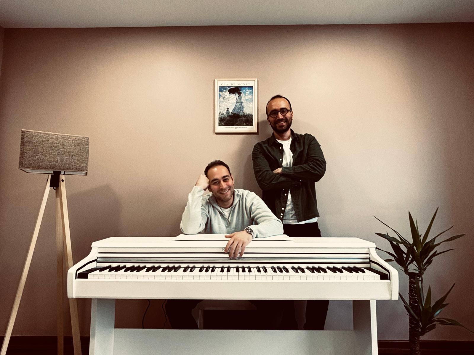 Nişantaşı Piyano Atölyesi eğitmenleri Buğrahan Gülmez ve Oğuzhan İncekara